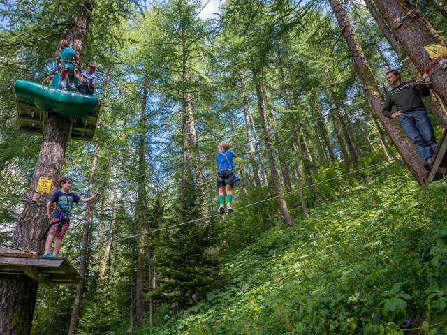 accrobranche; percorso avventura; alberi; sport; famiglia; estate; inverno;