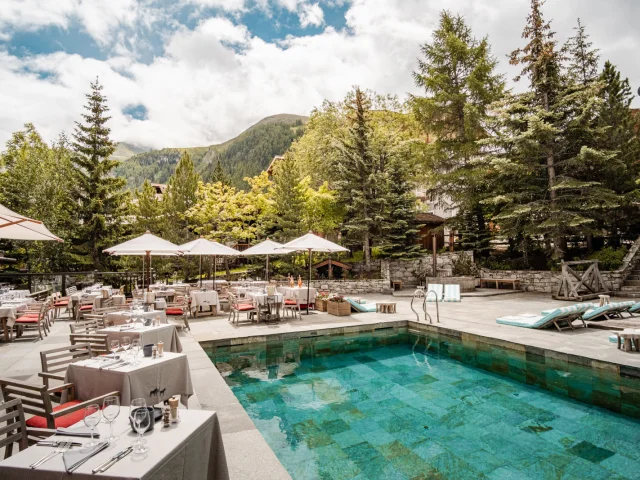 L'Hôtel le Blizzard con la sua terrazza e la sua piscina in estate
