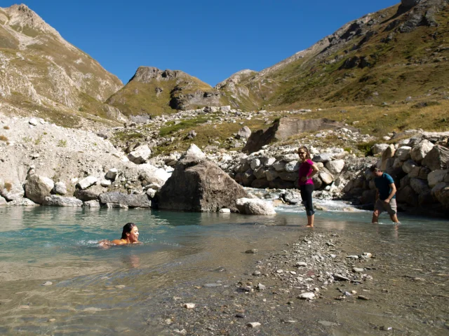 estate; nuoto; sorgente naturale