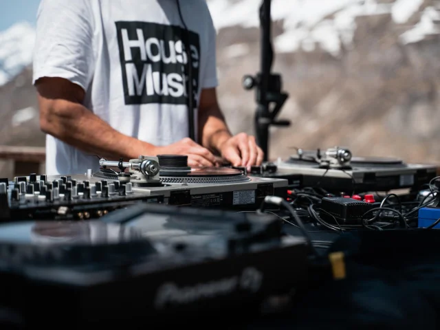 DJ-closing-du-signal
