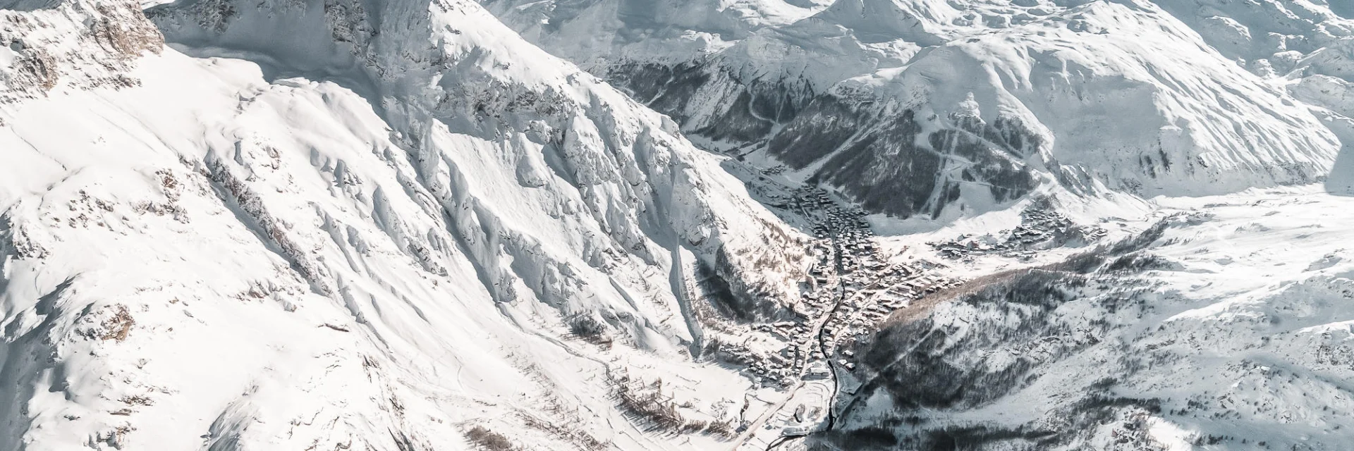 Magnifica vista sul villaggio di Val d'Isère e sul suo comprensorio sciistico in inverno