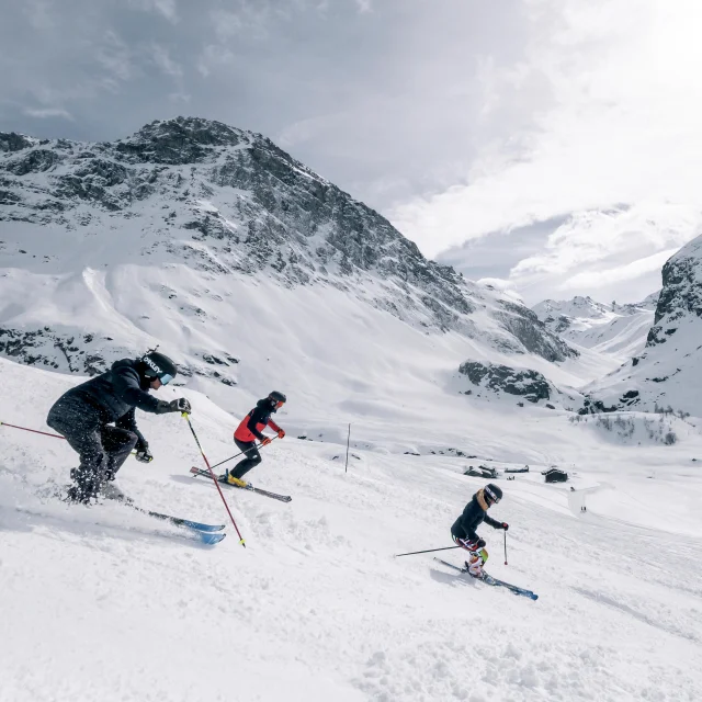Skieurs et snowbordeurs dévalant les pistes de Val d'Isère