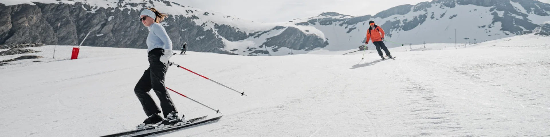 ski-d-ete-glacier-pissaillas-skieuse