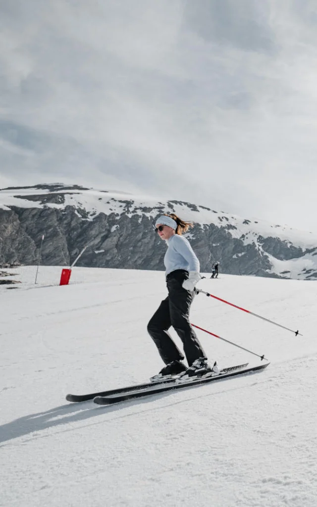 ski-d-ete-glacier-pissaillas-skieuse