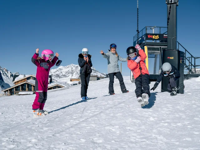 Famille avec enfants qui s'amusent dans l'espace ludique Val Kids à Solaise à Val d'Isère
