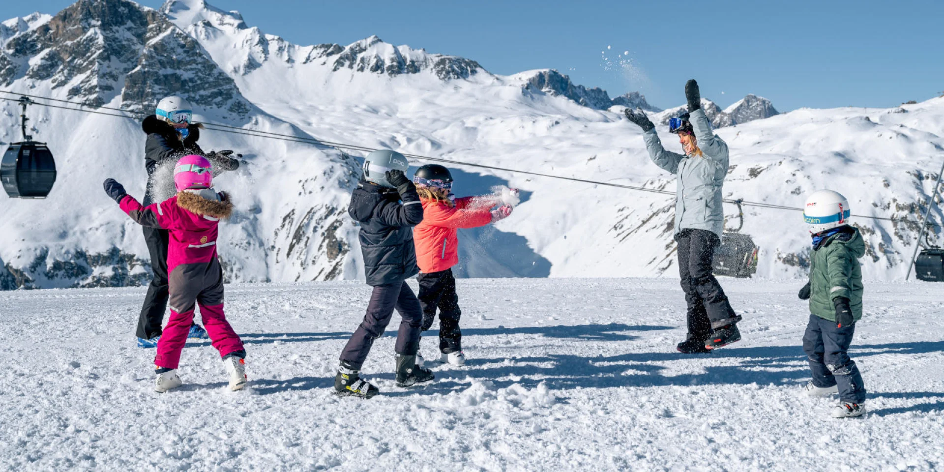 Bataille de boules de neige en famille