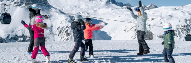 Bataille de boules de neige en famille