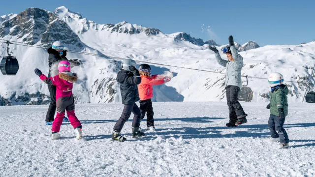 Bataille de boules de neige en famille