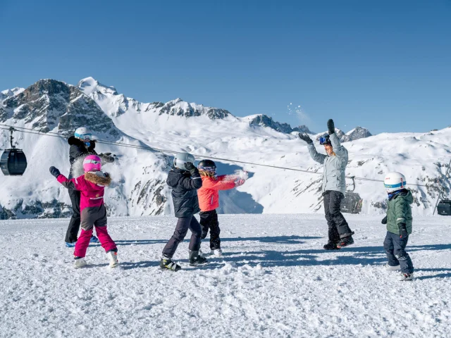 Bataille de boules de neige en famille