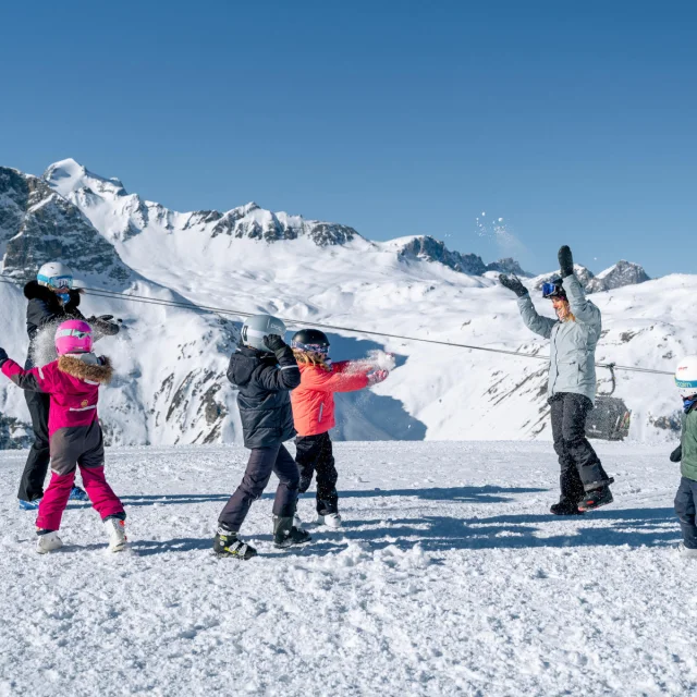 Bataille de boules de neige en famille
