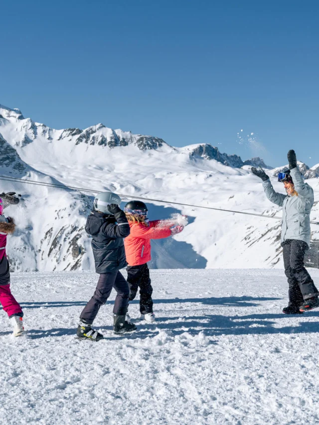 Bataille de boules de neige en famille