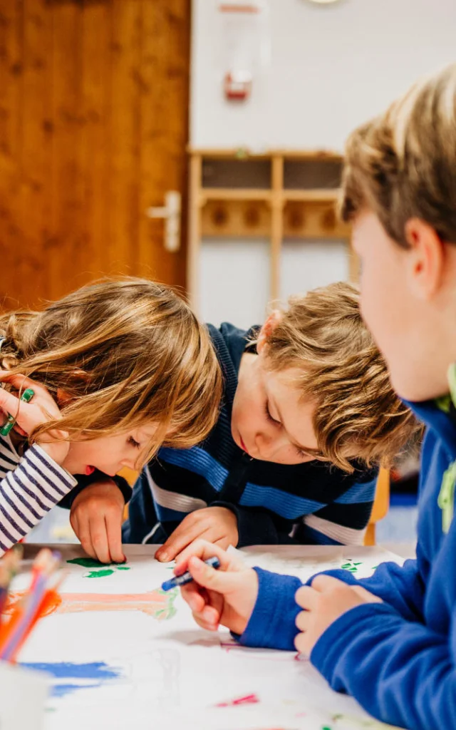 Enfants en train de dessiner au Chalet des Aiglons à Val d'Isère