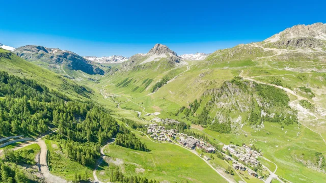 Vue aérienne du village de Val d'Isère en été