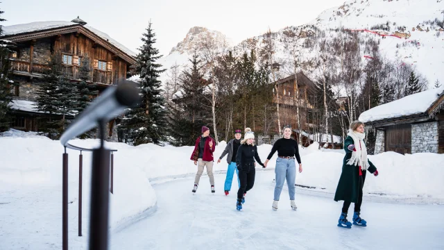 Patinoire en groupe d'amis