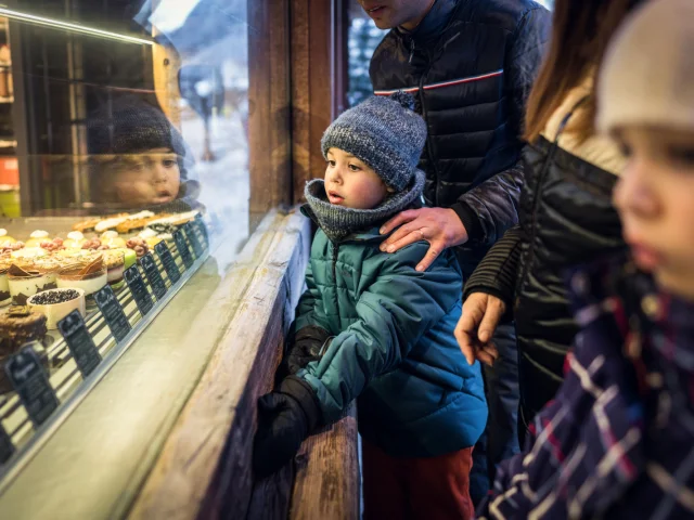 Enfant qui regarde la vitrine Chevellot