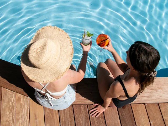Giornata tra amiche, piscina e cocktail al Relais
