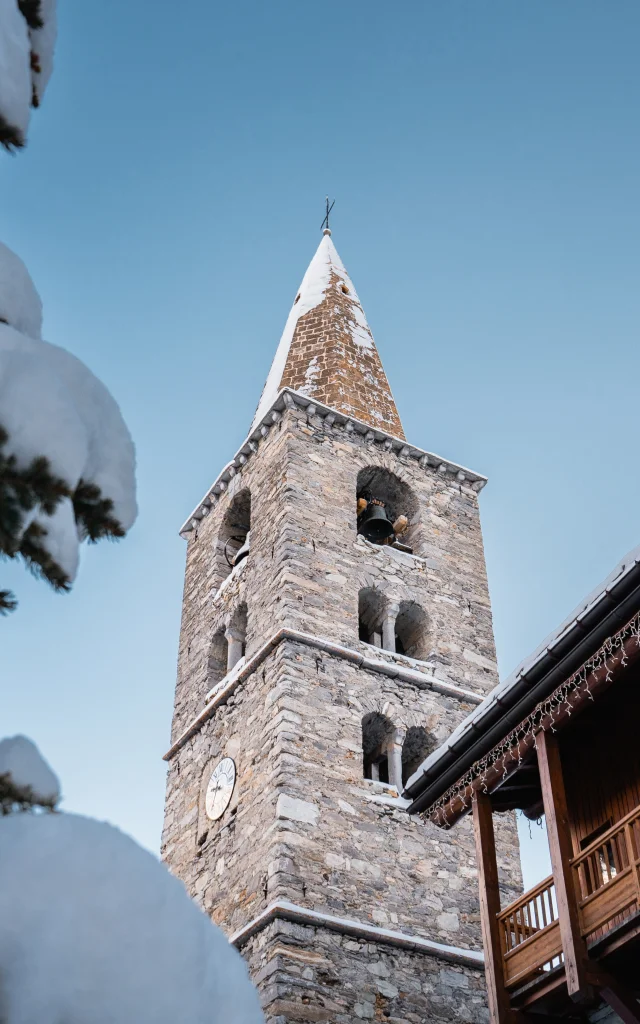 L'église de Val d'Isère au cœur du village en hiver