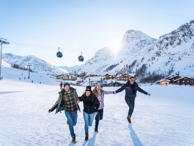 Bande d'amis, copains, couples sur le front de neige de Val d'Isère en hiver