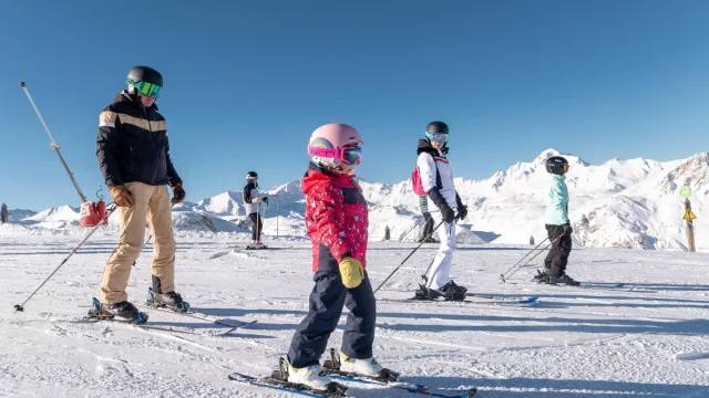 Quiet Family Skiing 15922 1200px