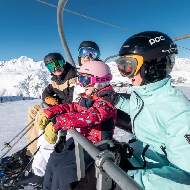 Quiet Family Skiing 15928 1200px