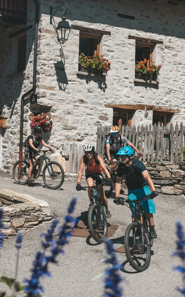 E-Bike / VTTAE dans le hameau du Fornet en été