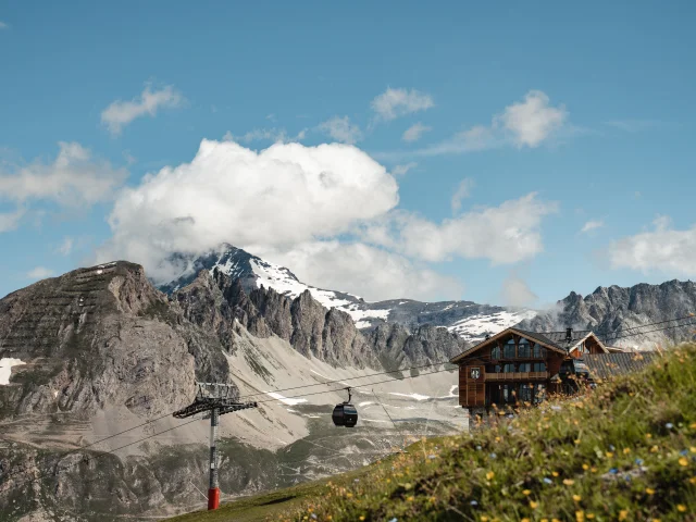 Refuge De Solaise En Ete Avec Telecabine De Solaise