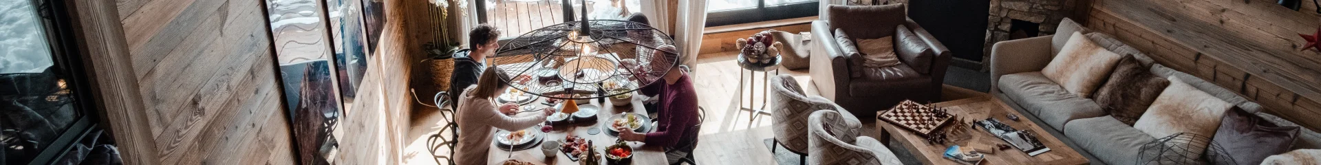 Salon et salle à manger du Chalet avec services Rocca à Val d'Isère