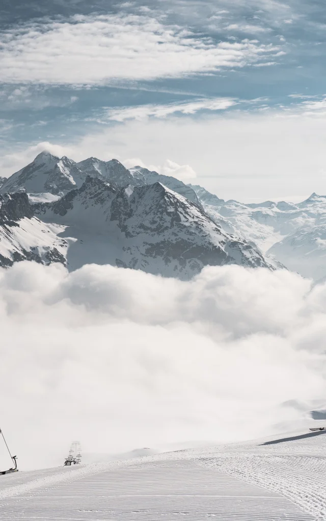 Skieur sur les pistes de Val d'Isère secteur Bellevarde