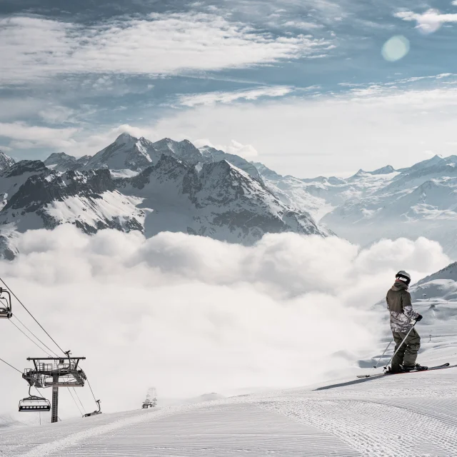 Skieur sur les pistes de Val d'Isère secteur Bellevarde