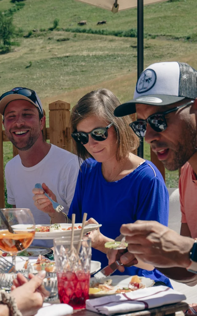 Lunch entre amis au Relais en été