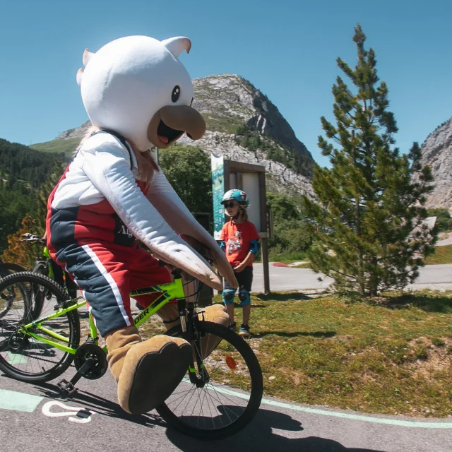 En selle avec Gaston sur la Pumptrack à Val d'Isère en été